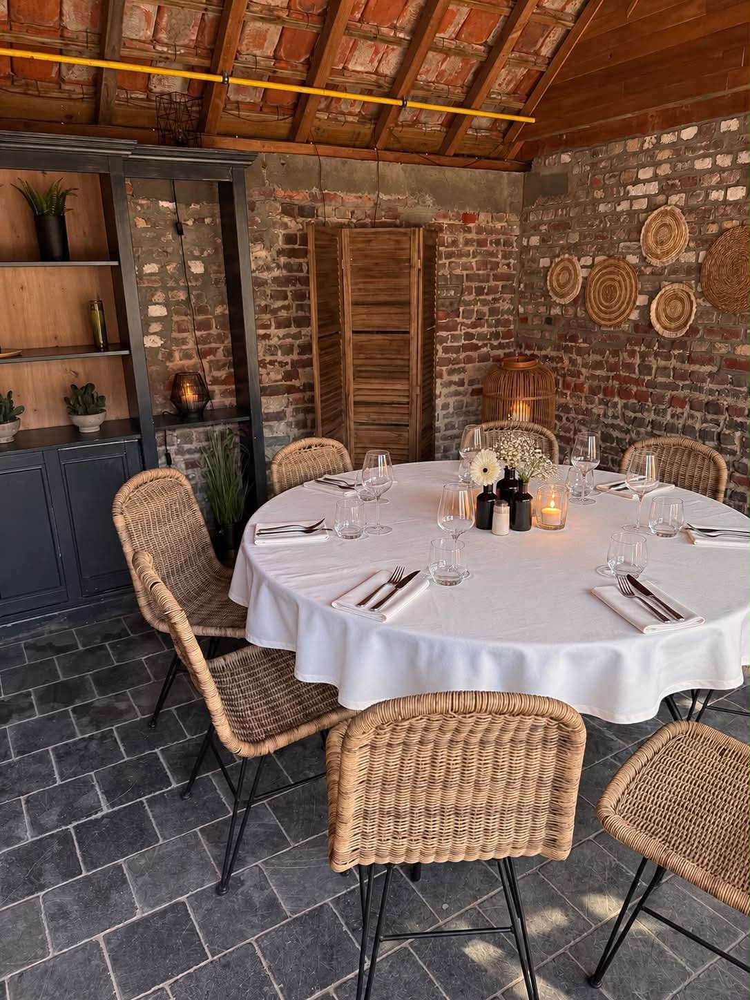 Een intiem gedekte tafel in de sfeervolle salon van La Lys